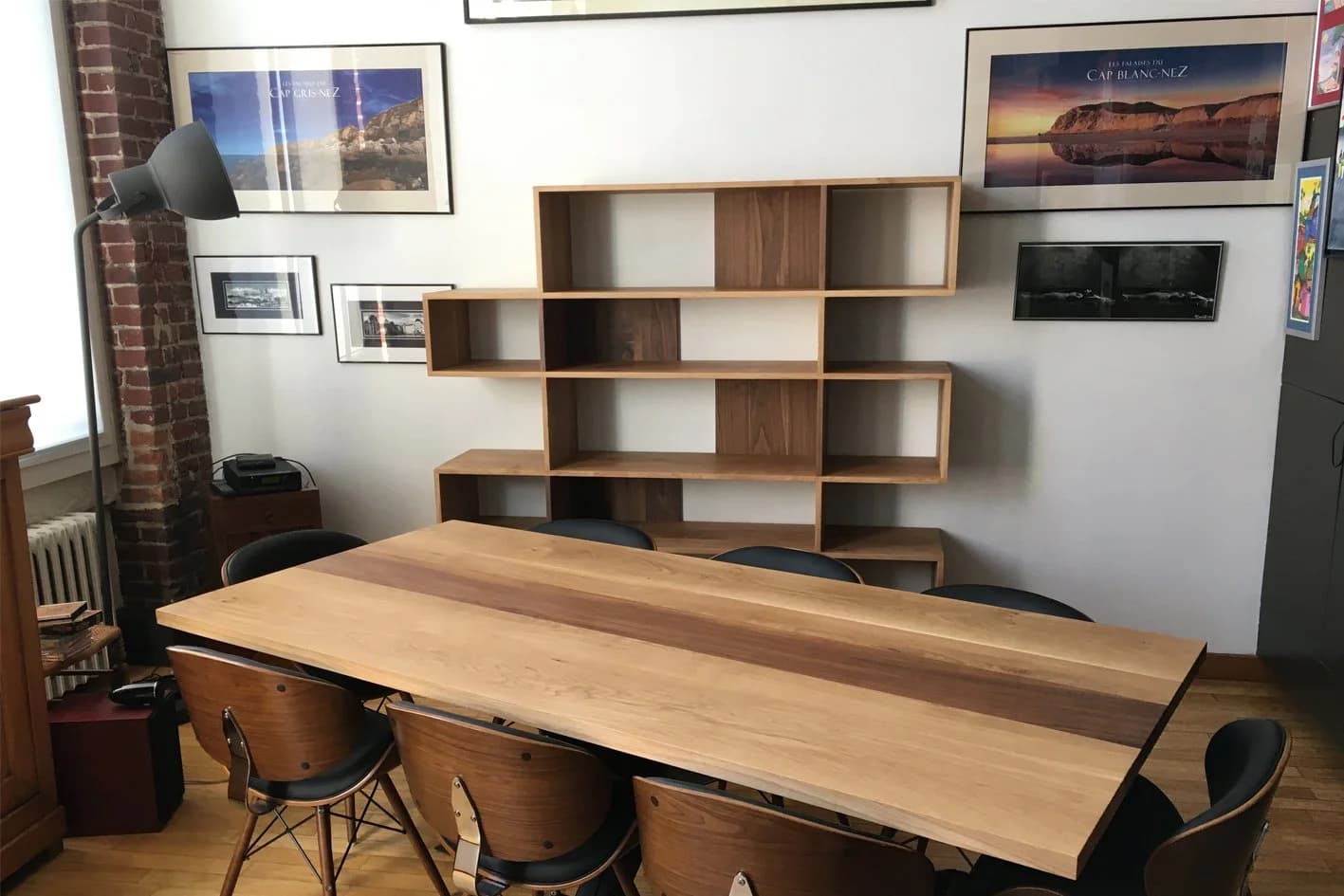 Table de Repas et Armoire en Chêne Massif et Noyer